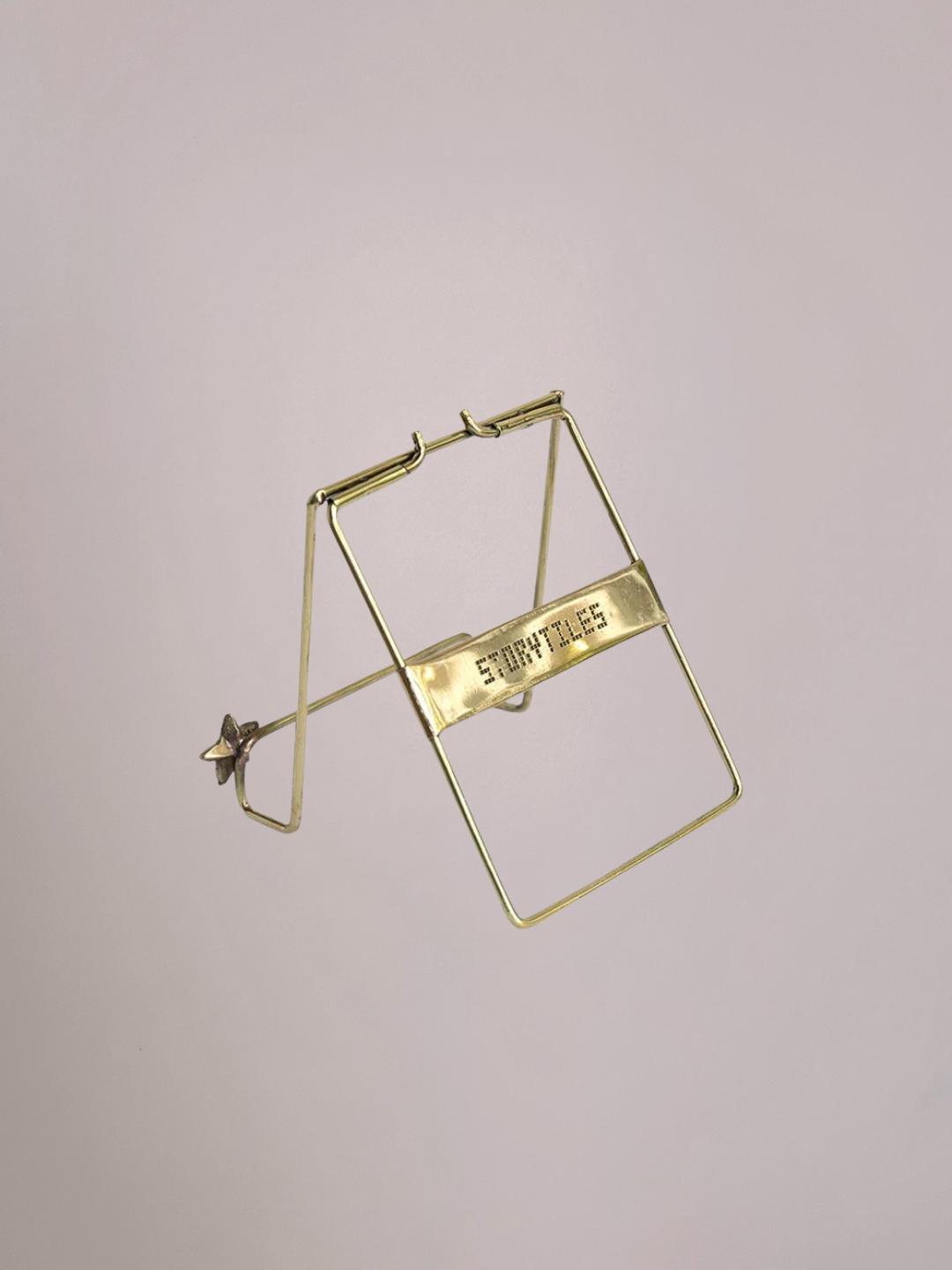 Achterkant van Golden Stand Star messing tegelhouder met sterdetail