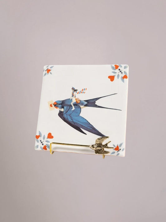 Gouden tegelstandaard zwaluw met StoryTiles tegel erin, gouden messing standaard met zwaluwdetail bij Anja Bloementrends