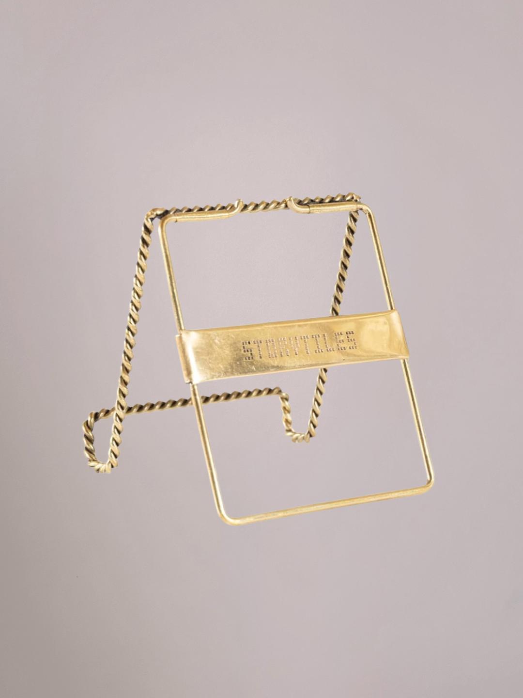 Achterkant van Golden Twisted Stand messing tegelhouder met gedraaid design