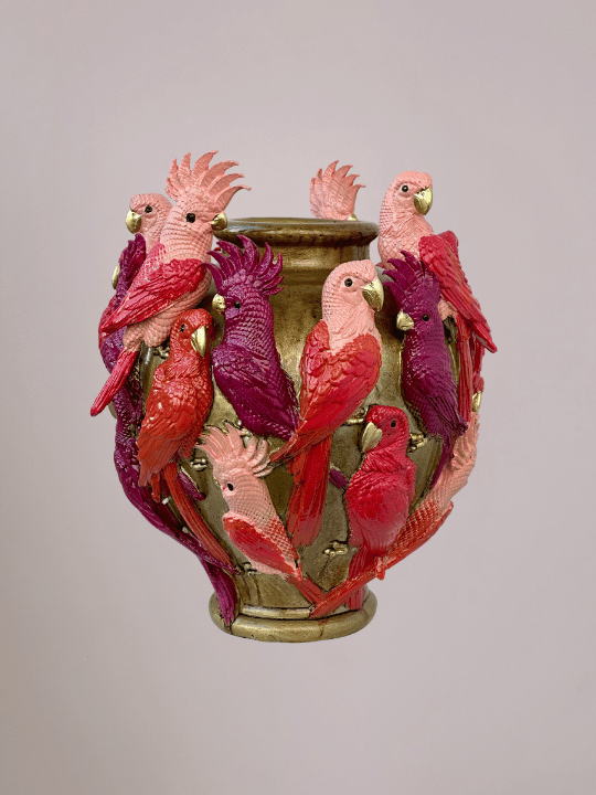 Gouden vaas met ronde vorm en levendige 3D-kaketoevogels in rood, lichtroze en donker paarsroze, uniek en kleurrijk.