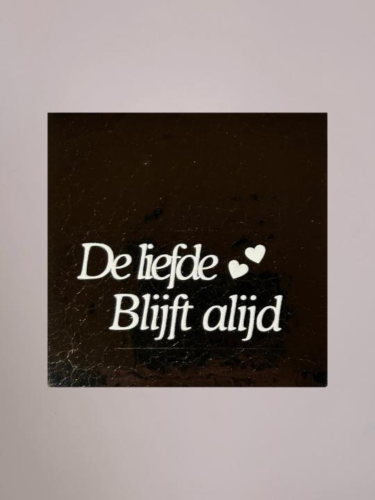 Gouden Yett Agenturen tegeltje met crèmekleurige tekst De liefde blijft altijd en twee hartjes