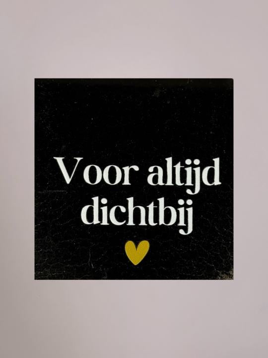 Goud keramieken tegeltje met crèmekleurige tekst “voor altijd dichtbij” en geel hartje