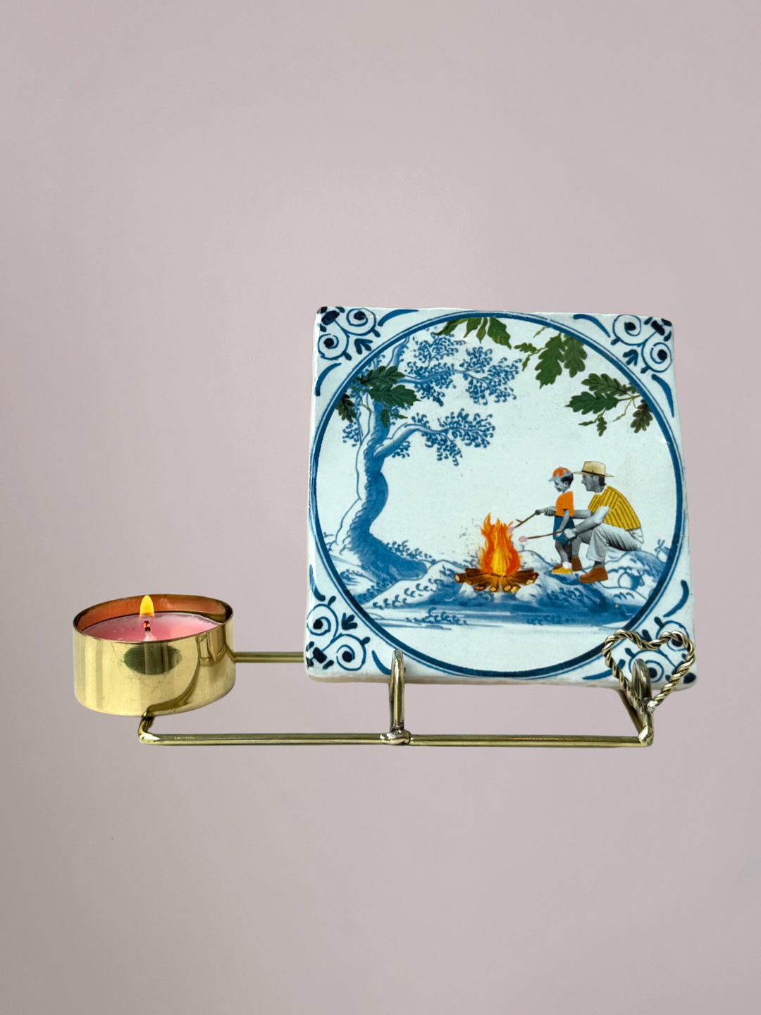 StoryTiles tegelhouder van messing met zijkant kaarshouder en klein hartdetail, gecombineerd met een Vaderdag tegeltje van StoryTiles.