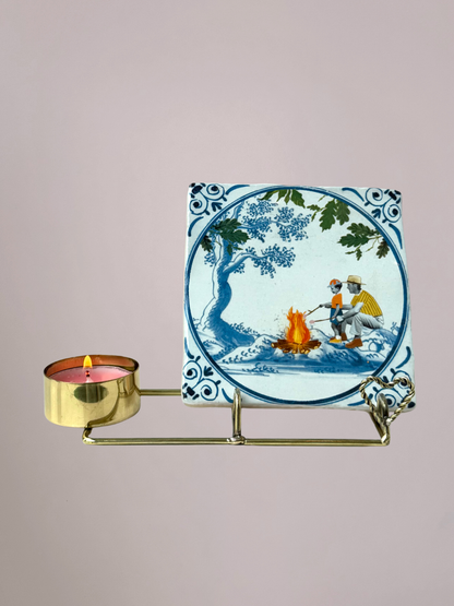 StoryTiles tegelhouder van messing met zijkant kaarshouder en klein hartdetail, gecombineerd met een Vaderdag tegeltje van StoryTiles.
