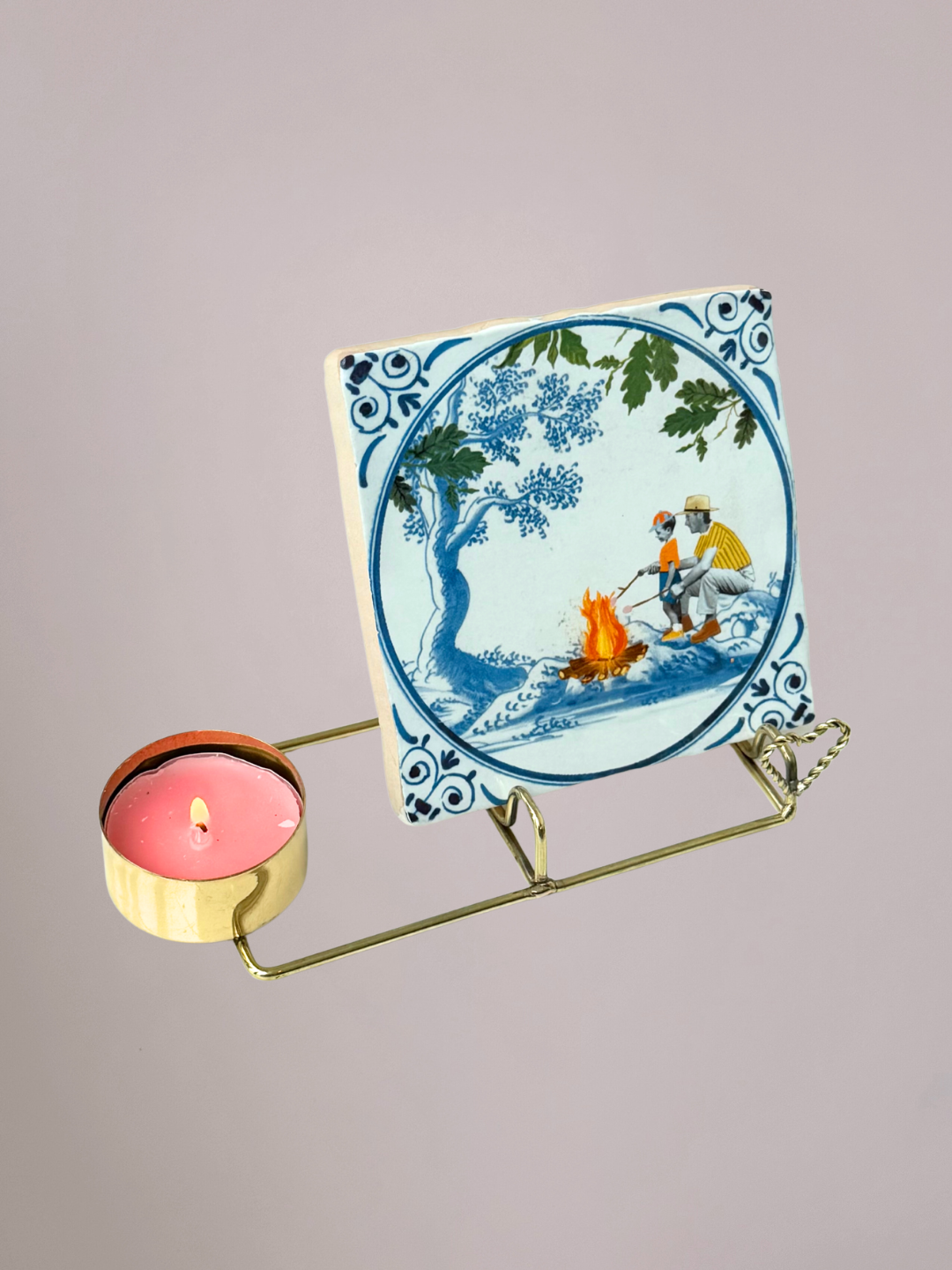 StoryTiles tegelhouder van messing met zijkant kaarshouder en klein hartdetail, gecombineerd met een Vaderdag tegeltje van StoryTiles.