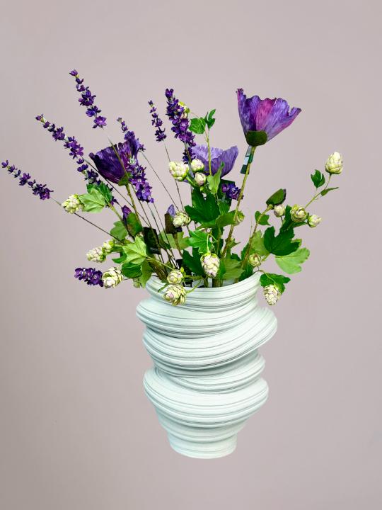 grote beige vaas in japandi stijl met paars zijden kunstboeket