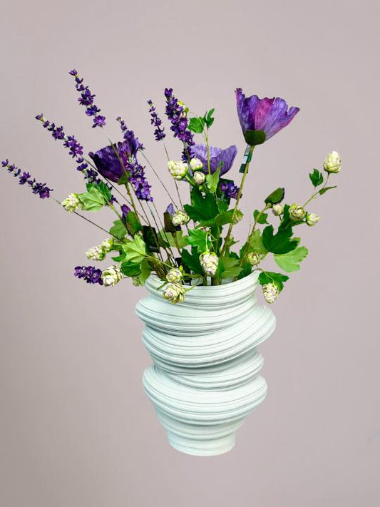 grote beige vaas in japandi stijl met paars zijden kunstboeket