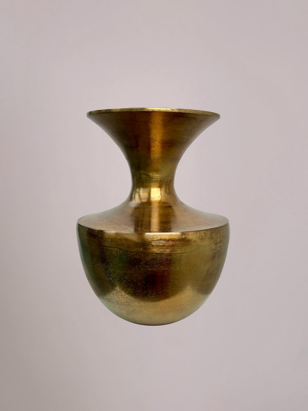 Grote gouden vaas met gestructureerde glanzende bronzen look en ronde vorm met lange hals