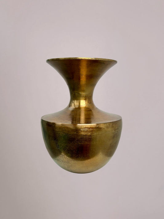 Grote gouden vaas met gestructureerde glanzende bronzen look en ronde vorm met lange hals