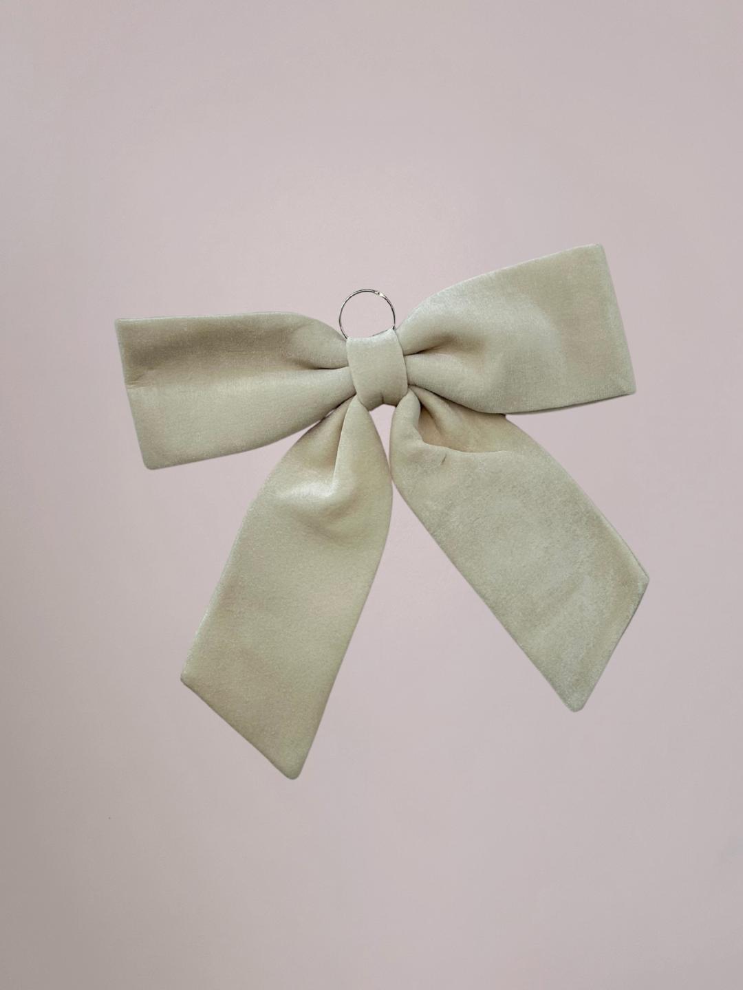 Grote kerststrik wit beige met zachte velvet-look op lichtroze achtergrond, fluffy, voor voordeur of muur