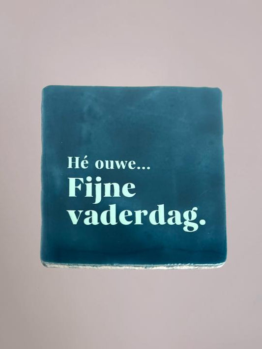 Blauw handgemaakt keramieken Vaderdag tegeltje met de tekst “Hé ouwe... Fijne Vaderdag” van 10x10 cm.