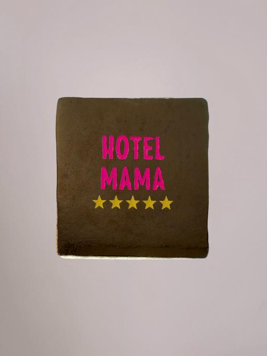 Keramiek gouden tegeltje “Hotel Mama” met opdruk van Yett Agenturen