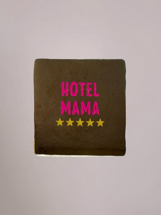 Keramiek gouden tegeltje “Hotel Mama” met opdruk van Yett Agenturen