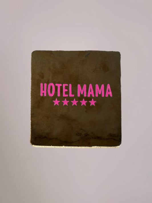 Keramiek gouden tegeltje “Hotel Mama” met roze opdruk van Yett Agenturen