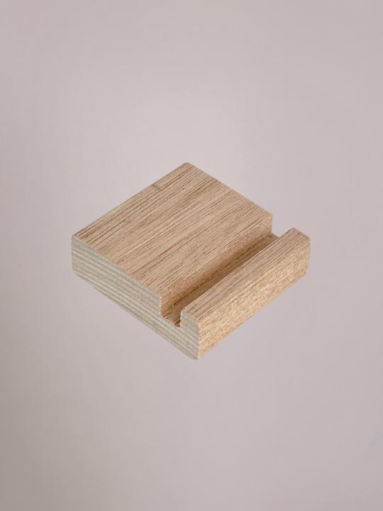 Naturel houten tegelhouder van Yett Agenturen die tegeltjes stevig en stijlvol rechtop laat staan.