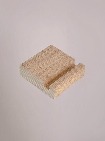 Naturel houten tegelhouder van Yett Agenturen die tegeltjes stevig en stijlvol rechtop laat staan.