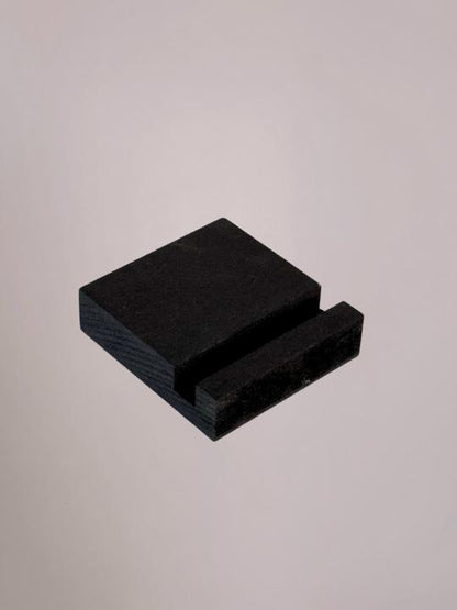 Zwartgelakte houten tegelhouder van Yett Agenturen met een modern, strak design voor 10x10 tegeltjes.