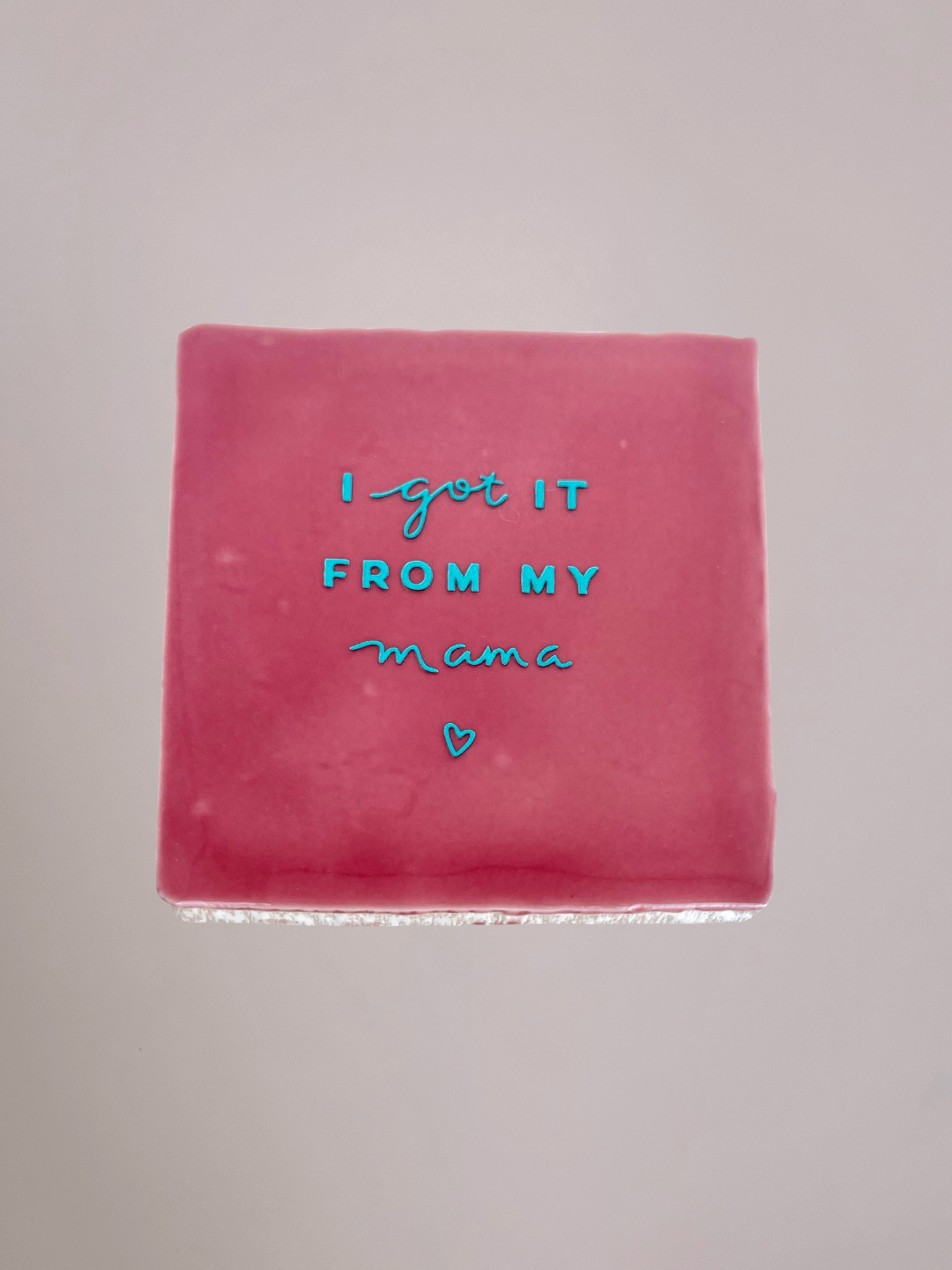 Roze keramieken tegeltje met de tekst “I got it from my mama”, handgemaakt en speels design, geschikt als vrolijk cadeau.