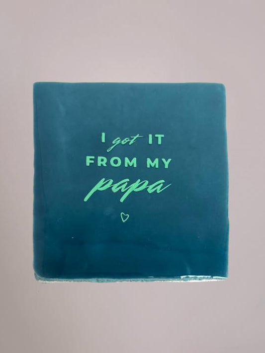 Handgemaakt keramieken Vaderdag tegeltje met de tekst “I got it from my papa” van 10x10 cm.