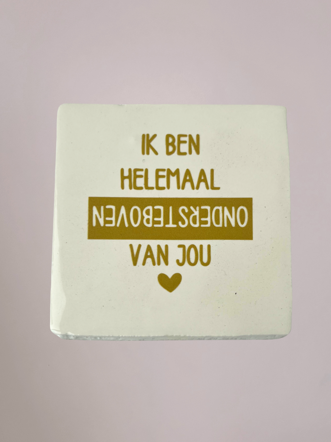 Ik ben helemaal ondersteboven van jou Wit van Yett Agenturen is een tegeltje om te laten zien dat je stapelgek op iemand bent.