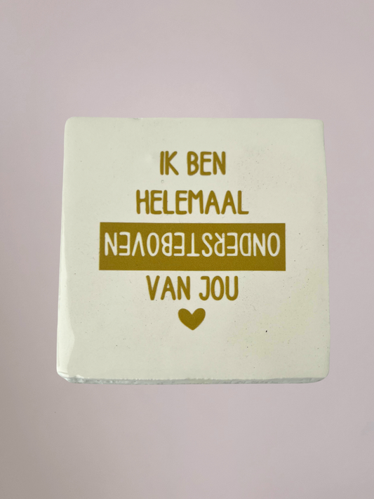 Ik ben helemaal ondersteboven van jou Wit van Yett Agenturen is een tegeltje om te laten zien dat je stapelgek op iemand bent.