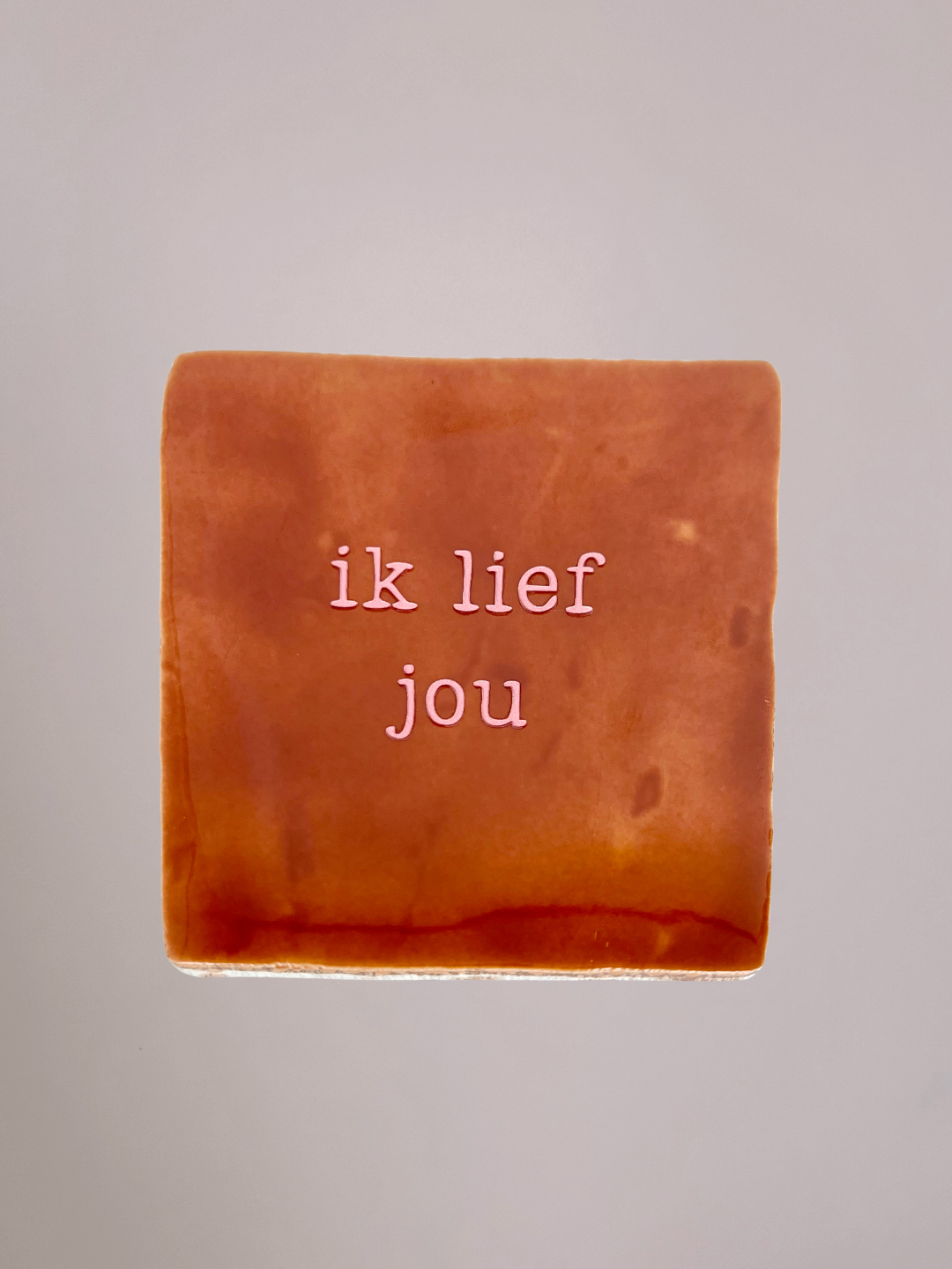 Bruin keramieken tegeltje met de tekst “Ik lief jou”, handgemaakt en warm design, geschikt als liefdevol cadeau.