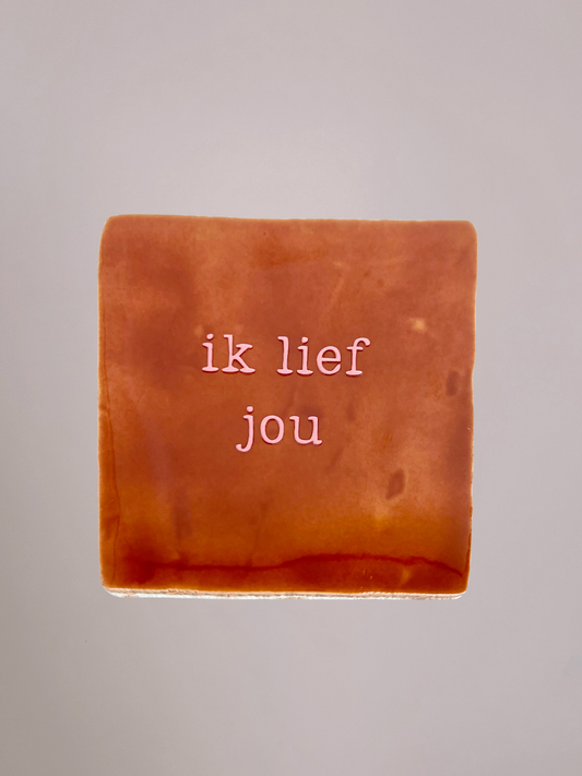 Bruin keramieken tegeltje met de tekst “Ik lief jou”, handgemaakt en warm design, geschikt als liefdevol cadeau.