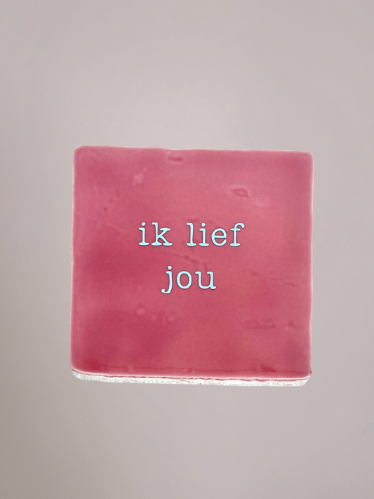 Roze keramieken tegeltje met de tekst “Ik lief jou”, handgemaakt en speels design, geschikt als liefdevol cadeau.