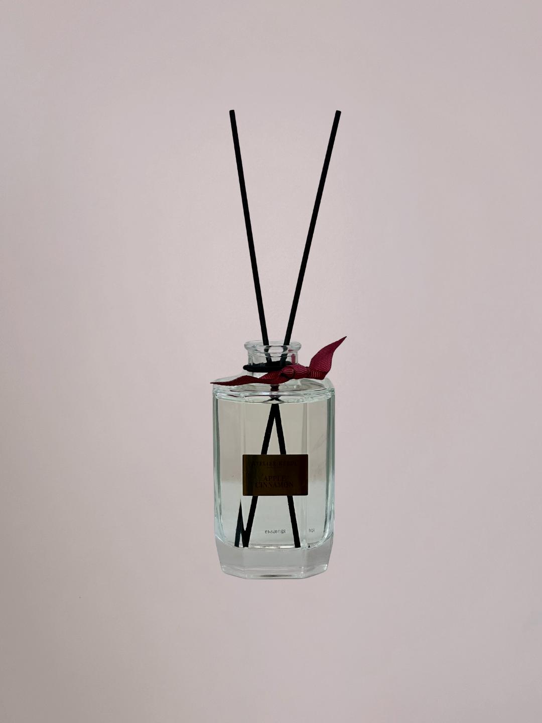 Fles met kaneel geurstokjes en geurstokjes appel kaneel voor een gezellige winterse sfeer