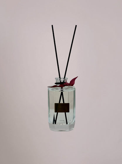 Fles met kaneel geurstokjes en geurstokjes appel kaneel voor een gezellige winterse sfeer