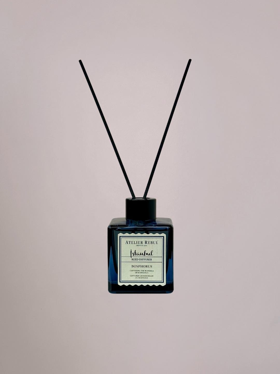 Fles met Atelier Rebul geurstokjes Bosphorus voor een stijlvolle en langdurige geurervaring