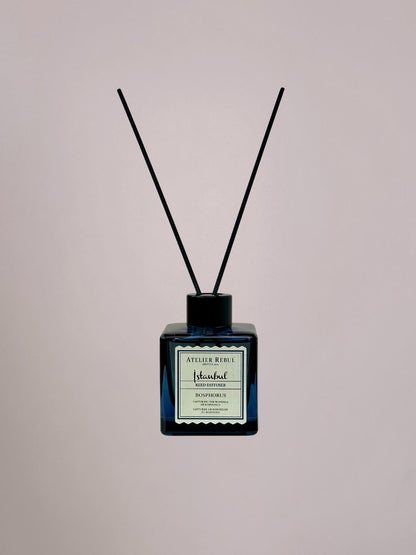 Fles met Atelier Rebul geurstokjes Bosphorus voor een stijlvolle en langdurige geurervaring