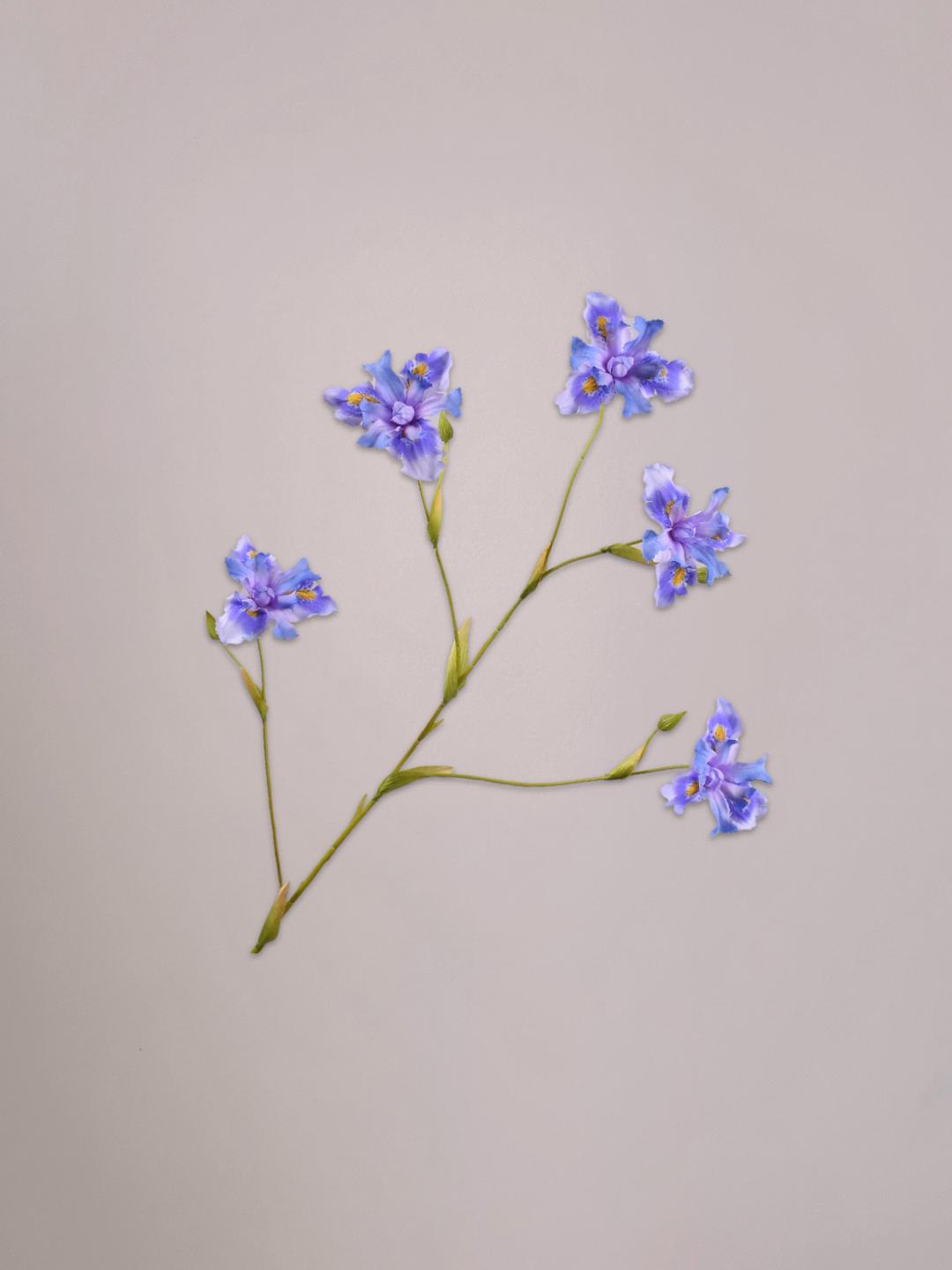 Lavendelkleurige iris kunsttak van 86 cm van Silk-ka met sierlijke bloem en groene steel in een vaas