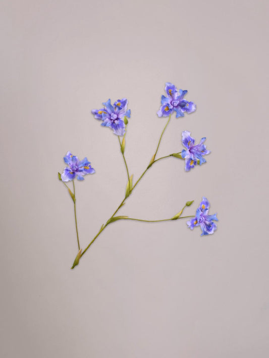 Lavendelkleurige iris kunsttak van 86 cm van Silk-ka met sierlijke bloem en groene steel in een vaas