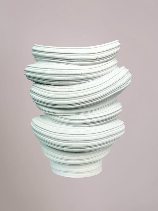 japandi vaas in wit/crème met organisch design en zandstructuur