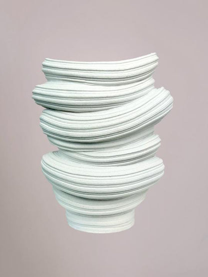 japandi vaas in wit/crème met organisch design en zandstructuur