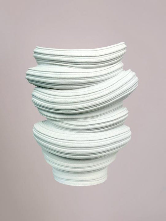 japandi vaas in wit/crème met organisch design en zandstructuur