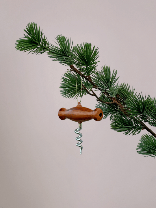Vondels kurkentrekker kerstbal in de kerstboom, handgemaakt van glas met realistisch houten handvat.