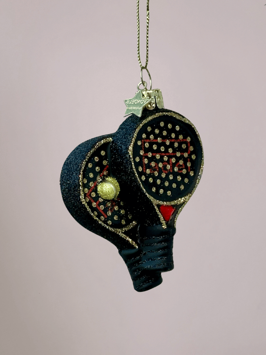 Close-up van Vondels glazen padel ornament in zwart met gouden glitterrand en rode details, kerstbal voor padelliefhebbers