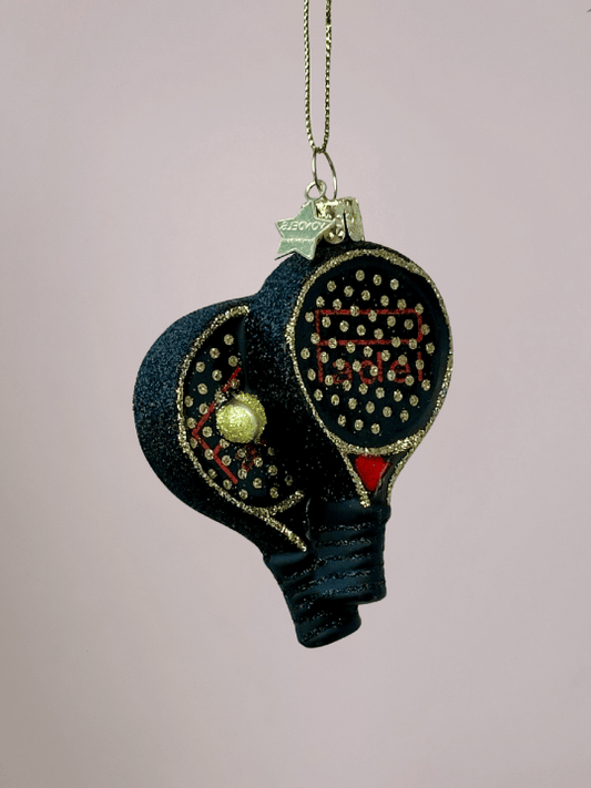 Close-up van Vondels glazen padel ornament in zwart met gouden glitterrand en rode details, kerstbal voor padelliefhebbers