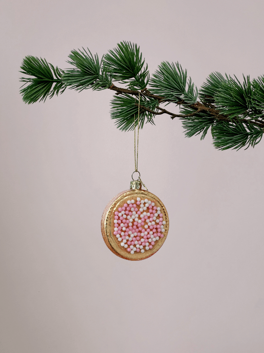 Roze beschuit met muisjes kerstbal Vondels voor geboortecadeau met glitters hangend in een kerstboom.