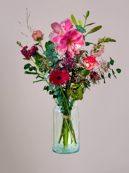 Roze kerstboeket met wintergroen en feestelijke roze bloemen in Zwolle bezorgen