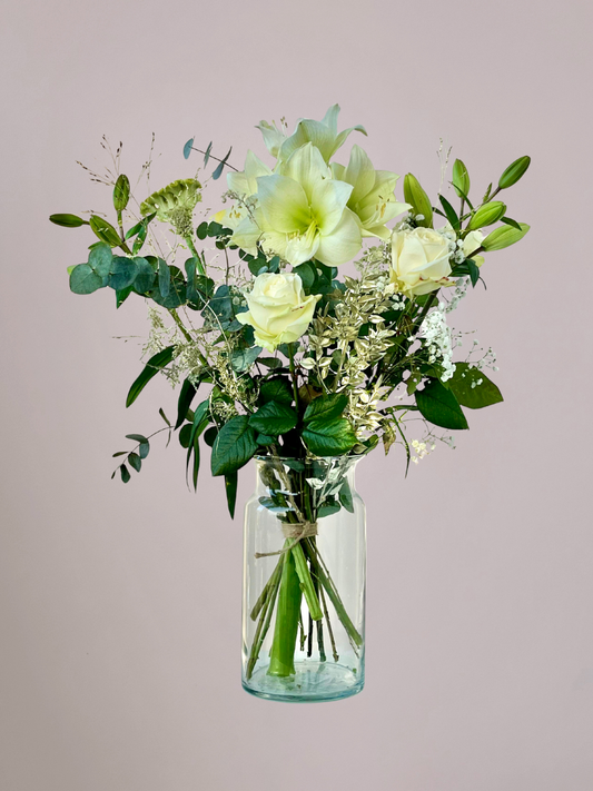 Wit kerstboeket met wintergroen en elegante witte en gouden bloemen, bloemen Zwolle