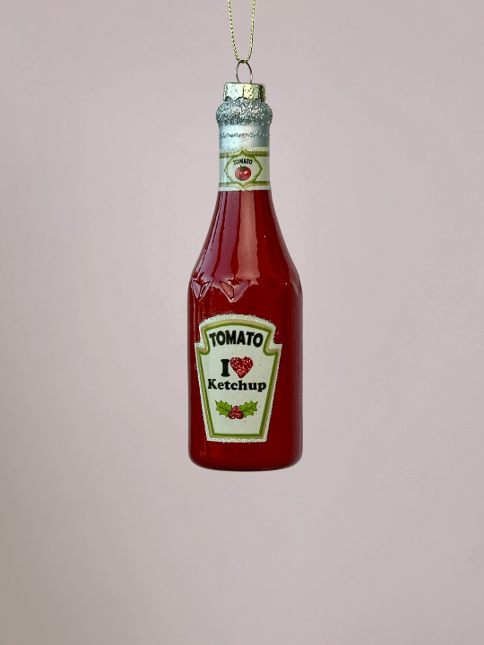 Close-up van Vondels rode ketchupfles kerstornament met lange hals en zilveren glinsterende dop op witte achtergrond.