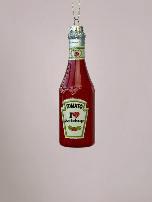 Close-up van Vondels rode ketchupfles kerstornament met lange hals en zilveren glinsterende dop op witte achtergrond.