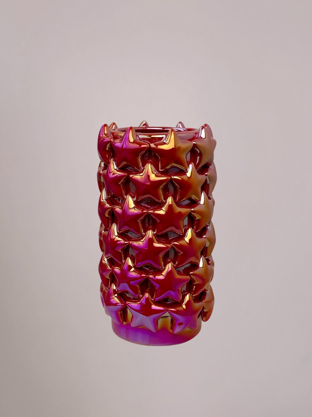 Kleine rode vaas met metallic en holografisch glans, sterren over het oppervlak, ideaal als kerstvaas