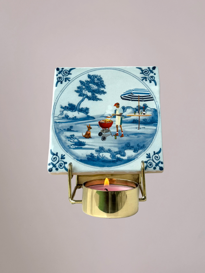 Sfeervolle kleine StoryTiles tegelhouder van messing met kaarshouder. Perfect voor een tegeltje en kaars samen. Getoond met Vaderdag tegeltje van StoryTiles.