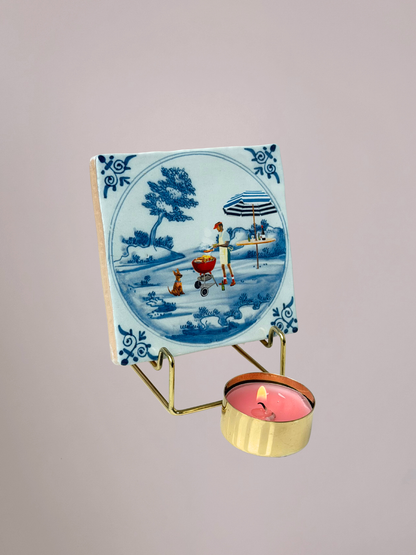 Meta beschrijving:
Sfeervolle kleine StoryTiles tegelhouder van messing met kaarshouder. Perfect voor een tegeltje en kaars samen. Getoond met Vaderdag tegeltje van StoryTiles.
