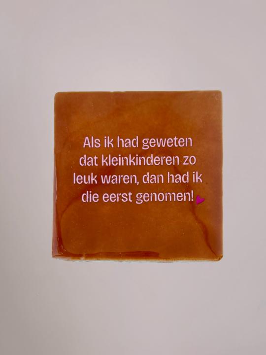Bruin Yett Agenturen tegeltje van 10x10 cm met de tekst 'Als ik had geweten dat kleinkinderen zo leuk waren, dan had ik die eerst genomen!' en een glanzende afwerking.