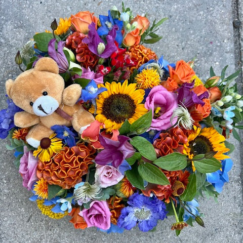 Rouwboeket met beertje variatie van zonnebloemen, physalis en craspedia in warme kleuren